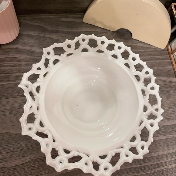 Milk glass lace edge bowl - Picture 2 of 7